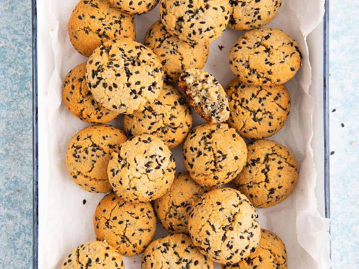 Sesame cookies with sesame seeds in a baking dish.