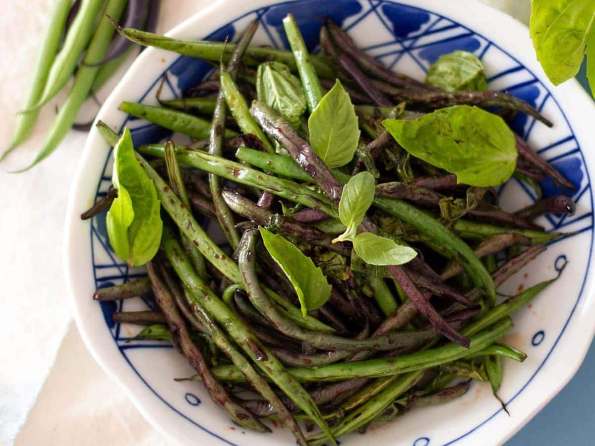 Green beans in a blue and white bowl.