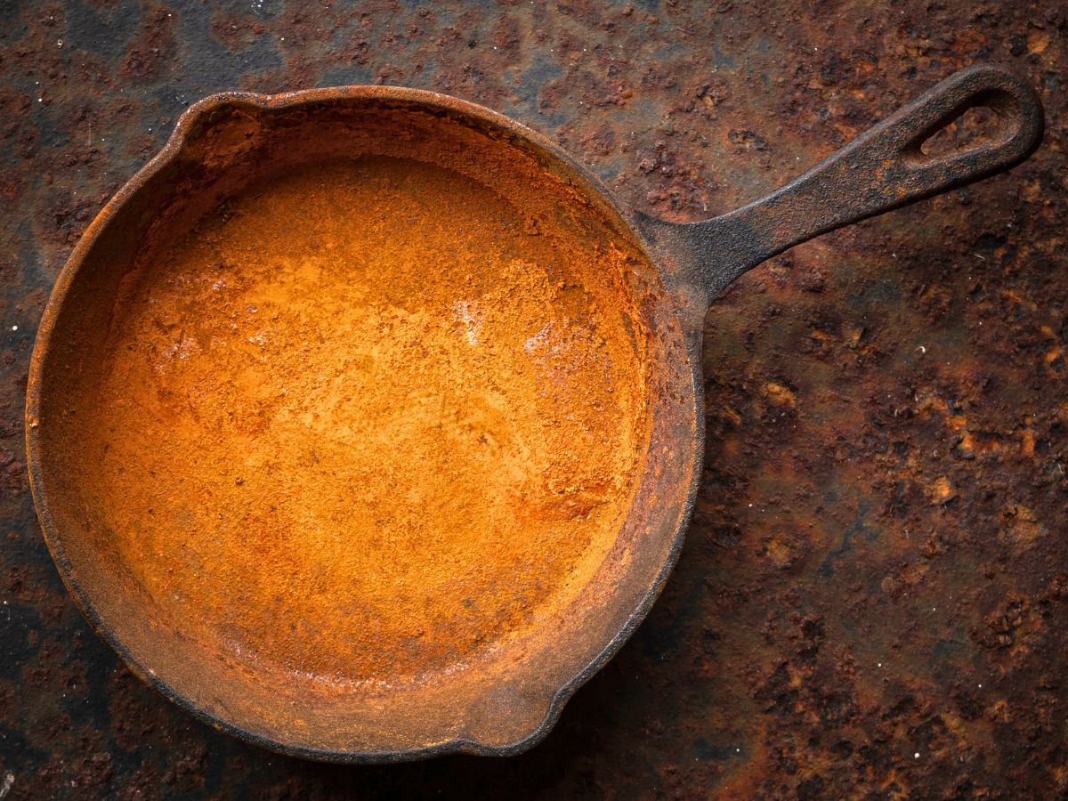 A rusty cast iron skillet waiting to be cleaned.